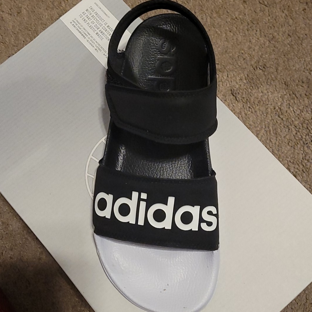 Adidas sandals  a size 6 in youth and 7 in women